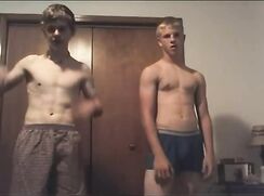 2 straight boys jerk for webcam