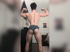 Hot bodybuilder Julian flexing ????